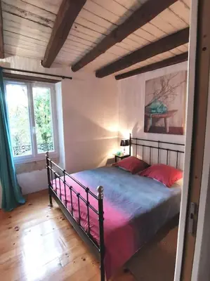 Un ou plusieurs lits dans un hébergement de l'établissement Maison Marianne et sa Piscine dans le Périgord
