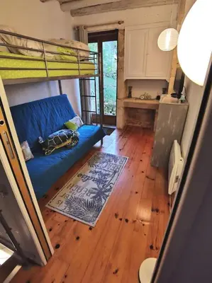 Coin salon dans l'établissement Maison Marianne et sa Piscine dans le Périgord