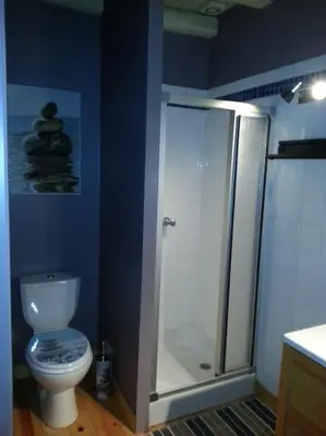 Salle de bains dans l'établissement Maison Marianne et sa Piscine dans le Périgord