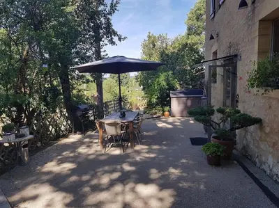 Jardin de l'établissement Maison Marianne et sa Piscine dans le Périgord
