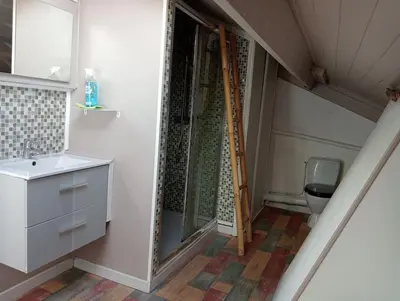 Salle de bains dans l'établissement Gîte paisible en bord de lac
