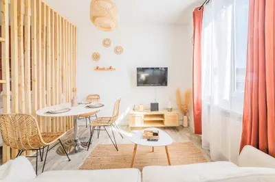 Télévision ou salle de divertissement dans l'établissement Le Boheme Terracotta - Proche du centre hospitalier