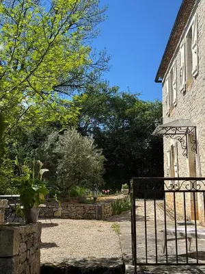 Jardin de l'établissement Gîte La Blanchie Haute