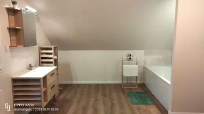 Salle de bains dans l'établissement chalets du massif du Sancy