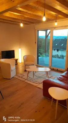 Coin salon dans l'établissement chalets du massif du Sancy