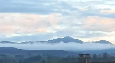 Vue générale sur la montagne ou vue sur la montagne depuis le chalet
