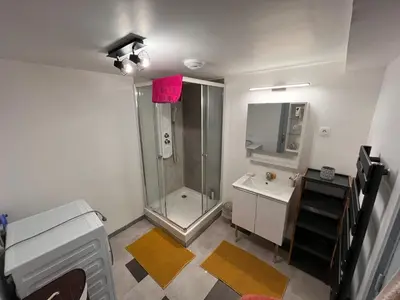 Salle de bains dans l'établissement Duplex La Bourboule