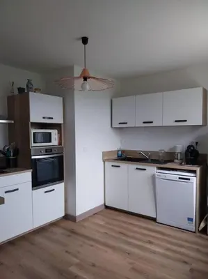 Cuisine ou kitchenette dans l'établissement Maison plain-pied