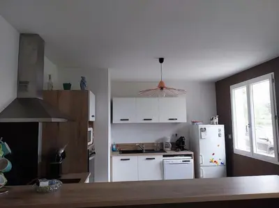 Cuisine ou kitchenette dans l'établissement Maison plain-pied