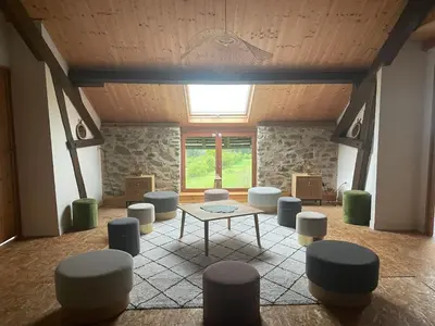Coin salon dans l'établissement Grande maison conviviale