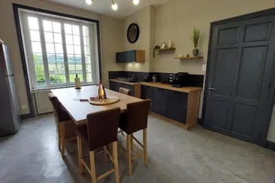 Cuisine ou kitchenette dans l'établissement Gîte d'exception avec piscine chauffée pour 12 personnes - Cantal