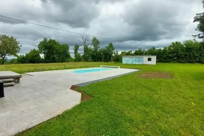 Piscine de l'établissement Gîte d'exception avec piscine chauffée pour 12 personnes - Cantal ou située à proximité