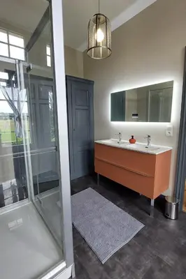 Salle de bains dans l'établissement Gîte d'exception avec piscine chauffée pour 12 personnes - Cantal