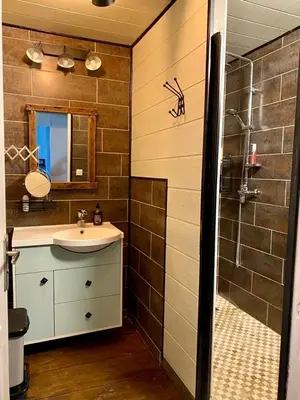 Salle de bains dans l'établissement Gîte La Cahute