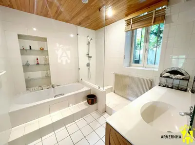 Salle de bains dans l'établissement L'Oustalou