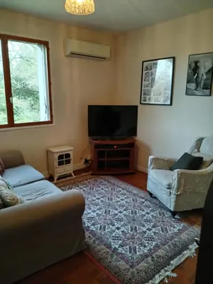 Télévision ou salle de divertissement dans l'établissement Maisonette next to woodland