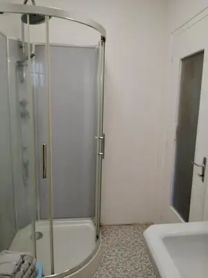 Salle de bains dans l'établissement Maisonette next to woodland