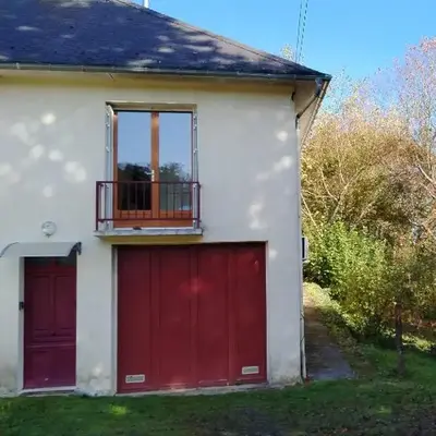 Maisonette next to woodland