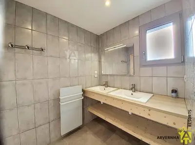 Salle de bains dans l'établissement Chalet Caranne