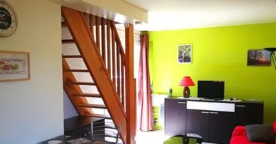 Télévision ou salle de divertissement dans l'établissement La Maison au bord du lac de Vassiviere