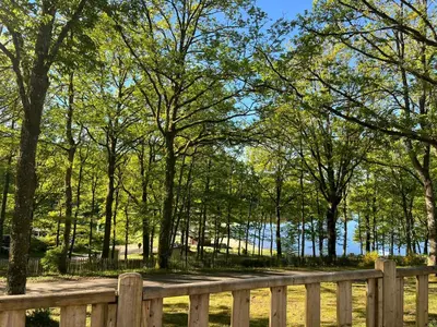Paysage naturel près de la tente de luxe