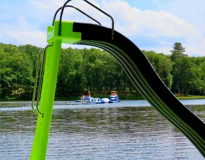 Vue sur la rivière ou le fleuve situé(e) à proximité de la tente de luxe
