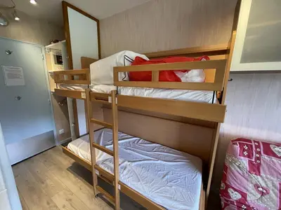 Un ou plusieurs lits dans un hébergement de l'établissement Studio confortable 2/4 personnes avec balcon et WiFi - FR-1-787-104