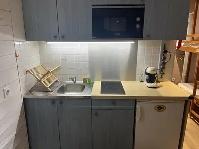 Cuisine ou kitchenette dans l'établissement Studio confortable 2/4 personnes avec balcon et WiFi - FR-1-787-104