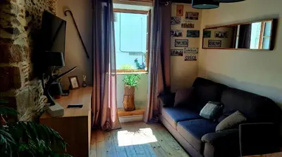 Télévision ou salle de divertissement dans l'établissement Maison atypique médiévale