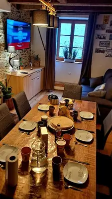 Télévision ou salle de divertissement dans l'établissement Maison atypique médiévale