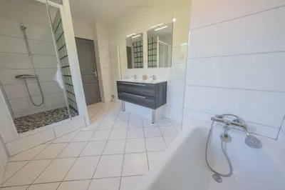 Salle de bains dans l'établissement La Villa du Pont Romain