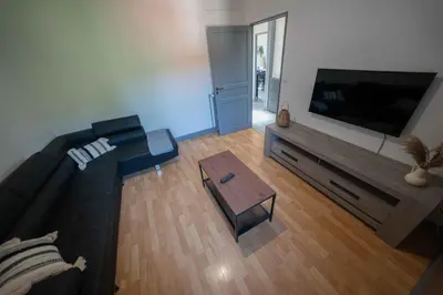 Télévision ou salle de divertissement dans l'établissement La Villa du Pont Romain