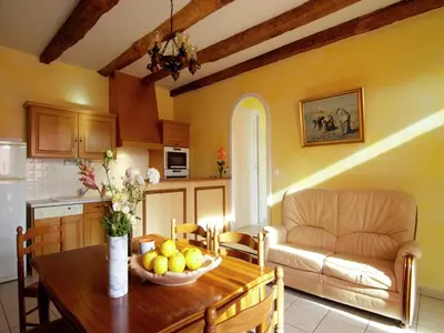 Cuisine ou kitchenette dans l'établissement Beautiful holiday home near lake and forest
