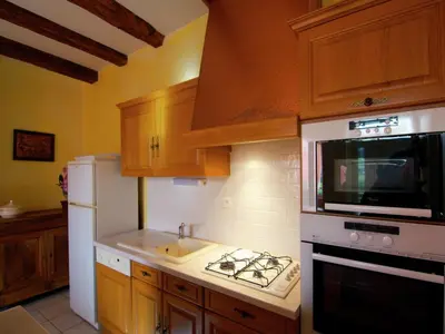 Cuisine ou kitchenette dans l'établissement Beautiful holiday home near lake and forest