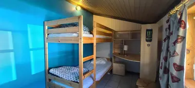 Un ou plusieurs lits dans un hébergement de l'établissement Chalet à Besse 12 personnes