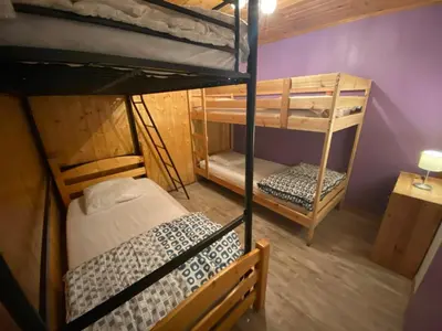 Un ou plusieurs lits dans un hébergement de l'établissement Chalet à Besse 12 personnes