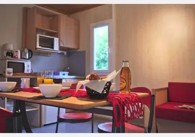 Cuisine ou kitchenette dans l'établissement Camping La Chapelle