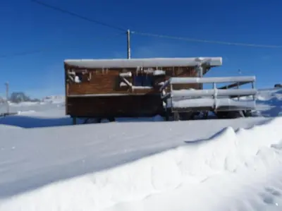 L'établissement Belle roulotte de style chalet au coeur du Sancy en hiver