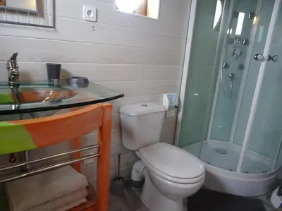 Salle de bains dans l'établissement Belle roulotte de style chalet au coeur du Sancy