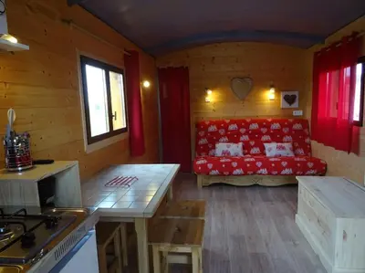 Coin salon dans l'établissement Belle roulotte de style chalet au coeur du Sancy