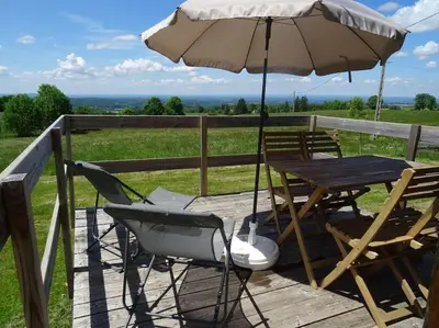 Balcon ou terrasse dans l'établissement Belle roulotte de style chalet au coeur du Sancy