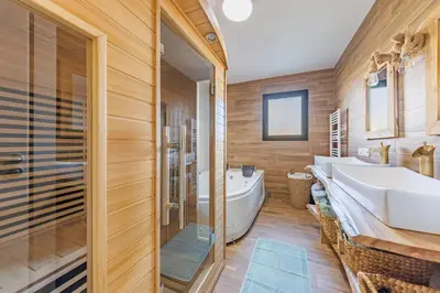 Salle de bains dans l'établissement Les 4 Saisons des Violonges - Vue montagne
