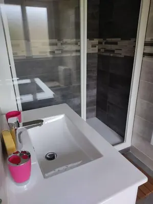 Salle de bains dans l'établissement Gite de caractère au coeur de la Chaine des Puys