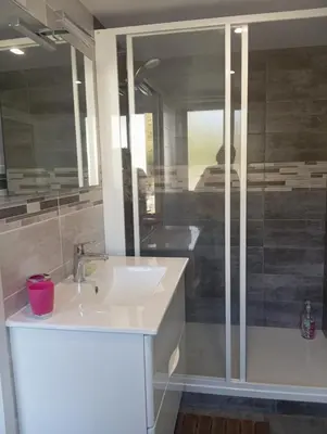 Salle de bains dans l'établissement Gite de caractère au coeur de la Chaine des Puys