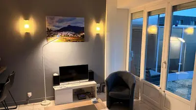 Télévision ou salle de divertissement dans l'établissement Appartement centre ville et terrasse