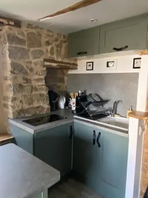 Cuisine ou kitchenette dans l'établissement Maison