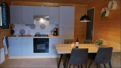 Cuisine ou kitchenette dans l'établissement Camping & Chalets La Santoire