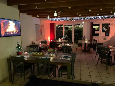 Restaurant ou autre lieu de restauration dans l'établissement Camping & Chalets La Santoire