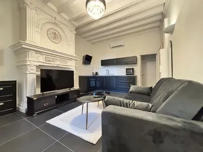 Coin salon dans l'établissement Appartement 2 Climatisé confortable et charmant ,terrasse et vue sur le jardin au rdc