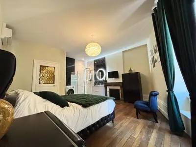 Un ou plusieurs lits dans un hébergement de l'établissement Appartement 2 Climatisé confortable et charmant ,terrasse et vue sur le jardin au rdc